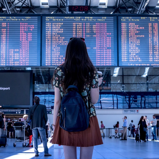 Donna che guarda i display di un aeroporto